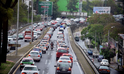 Hasta una hora demoran algunos automovilistas para ingresar a la ciudad de Xalapa debido a la repavimentación que se realiza en un carril de la avenida Xalapa, la cual debido a las lluvias se ha visto entorpecida, al igual que todas las demás calles que reparan por toda la ciudad capital. 