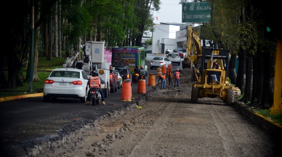 Hasta una hora demoran algunos automovilistas para ingresar a la ciudad de Xalapa debido a la repavimentación que se realiza en un carril de la avenida Xalapa, la cual debido a las lluvias se ha visto entorpecida, al igual que todas las demás calles que reparan por toda la ciudad capital. 