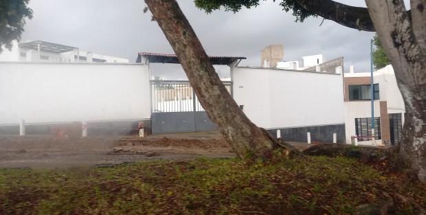 Obras bajo la lluvia tienen a los habitantes de la zona de Las Ánimas con las entradas a sus residencias hechas y lodazal. 