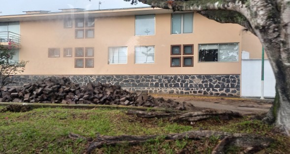 Obras bajo la lluvia tienen a los habitantes de la zona de Las Ánimas con las entradas a sus residencias hechas y lodazal. 