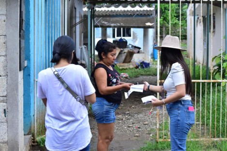 Mediante visitas a domicilio,  persona de la Secretaría del Trabajo  informó a los habitantes de Medellín sobre los programas del Servicio Nacional de Empleo (SNE), en específico  reclutamiento laboral para servicios médicos y logísticos. 