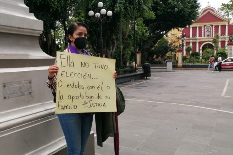 Anayelli Sánchez, del colectivo feminista Batucada de Xalapa, se manifestó en Coatepec solicitando justicia para  Flor, una menor de edad (14) de Teocelo, asesinada embarazada en enero por su pareja, un hombre de 32 años, quien ya está detenido, pero temen sea liberado, pues ayer fue pospuesta la audiencia en que lo presentarían.


