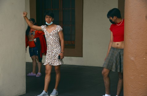 Un grupo de jóvenes se tomaban fotos en el centro de la ciudad de Xalapa portando ropa femenina. Al preguntarles dijeron que era parte de un performance. 
