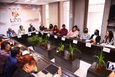 La Comisión Permanente de Gobernación de la LXVI Legislatura del estado, celebró una audiencia con integrantes del Cabildo de Poza Rica para desahogar las quejas presentadas por tres personas titulares de regidurías y buscar una solución, basada en el diálogo, para que la administración pública municipal desempeñe sus funciones con apego a la legalidad.

 