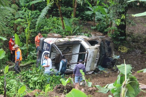 Dos elementos de la Policía de Atzalan resultaron lesionados al volcar la camioneta en que viajaban la tarde de este miércoles en la localidad de Napoala, a un costado de la carretera Federal Tlapacoyan - Atzalan.
