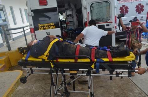 Dos elementos de la Policía de Atzalan resultaron lesionados al volcar la camioneta en que viajaban la tarde de este miércoles en la localidad de Napoala, a un costado de la carretera Federal Tlapacoyan - Atzalan.
