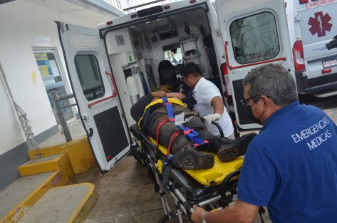 Dos elementos de la Policía de Atzalan resultaron lesionados al volcar la camioneta en que viajaban la tarde de este miércoles en la localidad de Napoala, a un costado de la carretera Federal Tlapacoyan - Atzalan. 