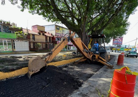  Personal de la Dirección de Obras Públicas trabaja en la rehabilitación de asfalto en la avenida Maestros Veracruzanos, en tramos aislados a lo ancho del carril de circulación. 