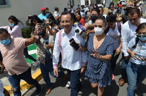 En breve entrevista en el puerto de Veracruz, previo al inicio del Festival de Velas de Latinoamérica 2022, el mandatario estatal, Cuitláhuac García, resaltó que se trabaja con todos los municipios sin importar colores o filiaciones partidistas, pues el objetivo es el bien de todos los veracruzanos.