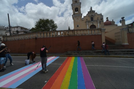 Jóvenes de un conocido antro  del centro de la Ciudad pintaron un paso peatonal para conmemorar el mes orgullo autoridades municipales y de tránsito ayudaron con la logística.