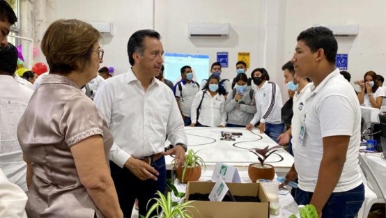 El Gobernador Cuitláhuac García estuvo presente en el evento  para ver los Proyectos Académicos que desarrollan los estudiantes de esta región.