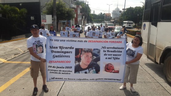 Como lo han estado haciendo desde hace unos meses, integrantes del colectivo de búsqueda Enlaces Xalapa marcharon hacia la Plaza Ledo para pedir a la Fiscalía General del Estado (FGE) lleve a cabo las debidas investigaciones de las personas desaparecidas, recordando esta vez a desaparecidos en noviembre.  