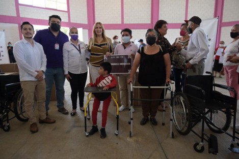 El DIF Estatal hizo entrega del programa Apoyos Funcionales para personas con discapacidad, en Totutla, a beneficiarios de los municipios de Cuichapa, Chocamán, Huatusco, Córdoba, Ixhuatlán del Café, Cuitláhuac, Cotaxtla, Carrillo Puerto, Camerino Z. Mendoza, Acultzingo, La Perla, Soledad Atzompa, Tomatlán, Omealca, Tenampa, Totutla, Amatlán de los Reyes, Nogales, Fortín y Xico.