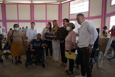 El DIF Estatal hizo entrega del programa Apoyos Funcionales para personas con discapacidad, en Totutla, a beneficiarios de los municipios de Cuichapa, Chocamán, Huatusco, Córdoba, Ixhuatlán del Café, Cuitláhuac, Cotaxtla, Carrillo Puerto, Camerino Z. Mendoza, Acultzingo, La Perla, Soledad Atzompa, Tomatlán, Omealca, Tenampa, Totutla, Amatlán de los Reyes, Nogales, Fortín y Xico.