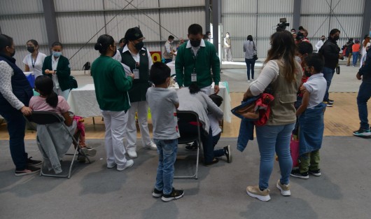 Entre llanto, risa de nervios y caras de asombro niños xalapeños se dieron cita en  el Gimnasio Omega, para la vacunación contra COVID-19.