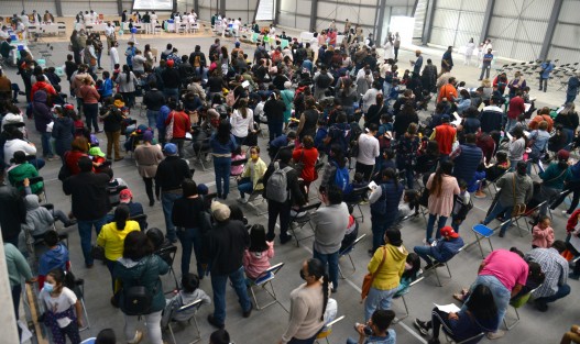 Entre llanto, risa de nervios y caras de asombro niños xalapeños se dieron cita en  el Gimnasio Omega, para la vacunación contra COVID-19.