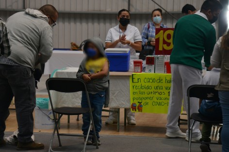 Entre llanto, risa de nervios y caras de asombro niños xalapeños se dieron cita en  el Gimnasio Omega, para la vacunación contra COVID-19.