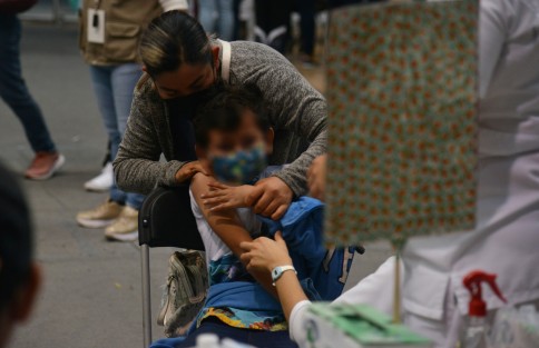 Entre llanto, risa de nervios y caras de asombro niños xalapeños se dieron cita en  el Gimnasio Omega, para la vacunación contra COVID-19.