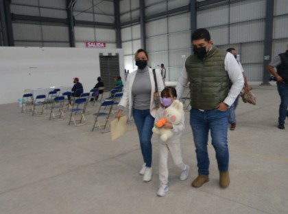 El secretario de Educación, Zenyancen Escobar, acudió con su esposa a vacunar a su hija. Cabe señalar que la indicación es que sólo uno de los padres o tutor ingrese con el niño que va a ser vacunado.  Tache. 
