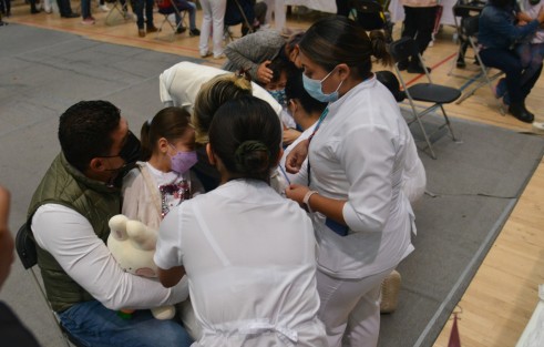 El secretario de Educación, Zenyancen Escobar, acudió con su esposa a vacunar a su hija. Cabe señalar que la indicación es que sólo uno de los padres o tutor ingrese con el niño que va a ser vacunado.  Tache. 