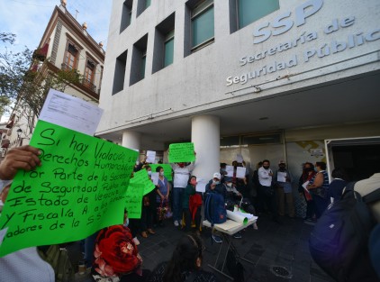 Expolicías  de la extinta Policía Intermunicipal Poza Rica-Tihuatlán-Coatzintla, despedidos sin liquidación en 2015, se manifestaron frente a la Torre de la SSP, en demanda de avances de su denuncia interpuesta por los hechos en 2019. 