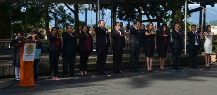 El titular de la Secretaría de Finanzas y Planeación (SEFIPLAN), José Luis Lima Franco, acompañado por sus colaboradores y escolapios de una escuela primaria, presidió este  lunes los honores a la bandera, en el parque Juárez.