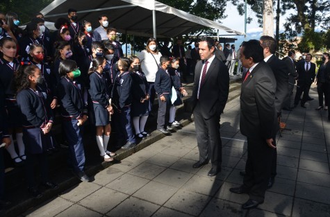 El titular de la Secretaría de Finanzas y Planeación (SEFIPLAN), José Luis Lima Franco, acompañado por sus colaboradores y escolapios de una escuela primaria, presidió este  lunes los honores a la bandera, en el parque Juárez.
