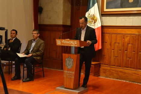 El gobernador Cuitláhuac García; el secretario de Desarrollo Económico, Enrique Nachón; y  el de Finanzas, José Luis Lima, anunciaron que este año, mediante Nacional Financiera, se destinarán mil 80 millones de pesos para apoyar a micro, medianas y pequeñas empresas de la entidad. 