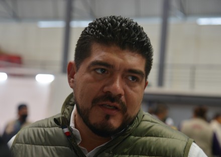  El secretario de Educación de Veracruz(SEV), Zenyazen Escobar García, dio a conocer que al monento ya se tienen cinco planteles en todo el estado con reporte de brote COVID, por lo cual regresaron a clases virtuales, sin embargo el ciclo escolar continuará presencial hasta finales de julio.

