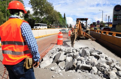 Ayer lunes iniciaron los trabajos preliminares y preparación de superficie para pavimentar con concreto hidráulico diversos tramos de la avenida Lázaro Cárdenas, con lo que se mejorarán las condiciones de circulación y conectividad de quienes a diario transitan por esta zona y las personas que habitan en colonias como Inmecafe, Agua Santa II, Encinal, Rafael Lucio, Badillo e Infonavit Pomona.

