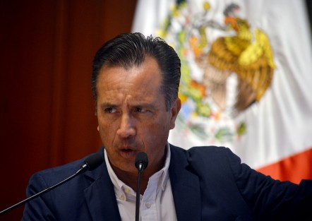 No voy a dar dinero a la corrupción, advirtió el gobernador Cuitláhuac García al referirse a los organismos auxiliares —integrados por particulares— dependientes del Servicio Nacional de Sanidad, Inocuidad y Calidad Agroalimentaria (SENASICA) de la SADER, a quienes han entregado millones de pesos para vigilancia de sanidad en Veracruz sin que logren resultados.  