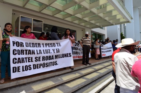 Vecinos de las colonias Moctezuma I, Moctezuma II, Fredepo Trancas y Fredepo Torres, municipio de Xalapa, tomaron las oficinas de la Comisión Federal de Electricidad (CFE) para denunciar presuntos cobros excesivos por parte de la empresa. 