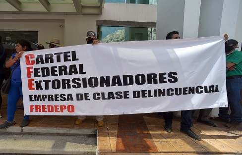 Vecinos de las colonias Moctezuma I, Moctezuma II, Fredepo Trancas y Fredepo Torres, municipio de Xalapa, tomaron las oficinas de la Comisión Federal de Electricidad (CFE) para denunciar presuntos cobros excesivos por parte de la empresa. 