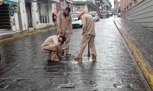 Luego de la tormenta de esta tarde en Xalapa, se informó que personal operativo de la Comisión Municipal de Agua Potable y Saneamiento de Xalapa, atendió reportes ciudadanos y vialidades con encharcamientos. 