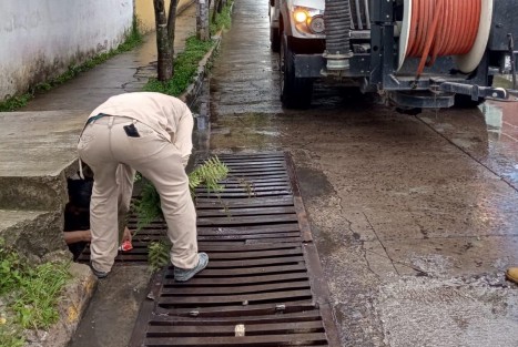 Luego de la tormenta de esta tarde en Xalapa, se informó que personal operativo de la Comisión Municipal de Agua Potable y Saneamiento de Xalapa, atendió reportes ciudadanos y vialidades con encharcamientos. 