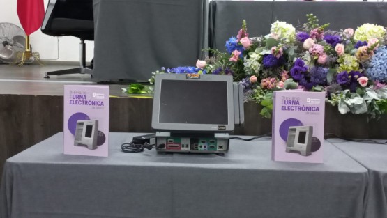 El Organismo Público Local Electoral (OPLE) de Veracruz analiza utilizar urnas electrónicas para llevar a cabo las votaciones durante el siguiente proceso electoral de 2024.

