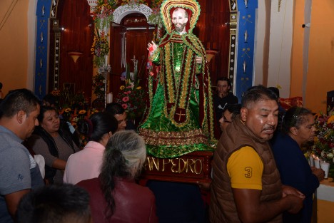 Con una larga procesión, acompañados con músicos y de dos danzas de conquista, pasean al Santo en las calles principales del pueblo para admirar la figura del santo pilar de la iglesia.