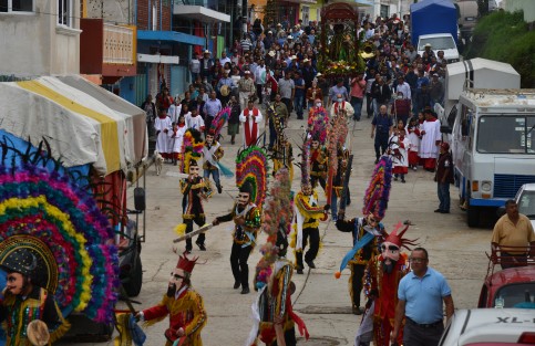 Con una larga procesión, acompañados con músicos y de dos danzas de conquista, pasean al Santo en las calles principales del pueblo para admirar la figura del santo pilar de la iglesia.