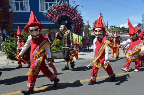 Con una larga procesión, acompañados con músicos y de dos danzas de conquista, pasean al Santo en las calles principales del pueblo para admirar la figura del santo pilar de la iglesia.