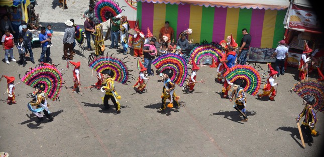 Con una larga procesión, acompañados con músicos y de dos danzas de conquista, pasean al Santo en las calles principales del pueblo para admirar la figura del santo pilar de la iglesia.