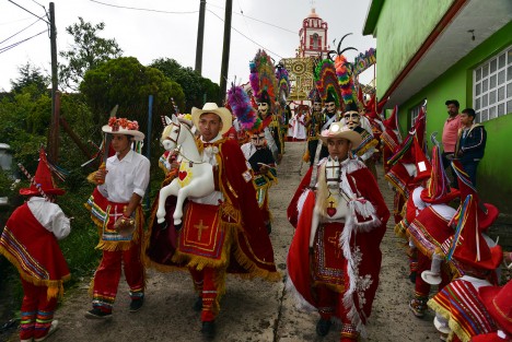 Con una larga procesión, acompañados con músicos y de dos danzas de conquista, pasean al Santo en las calles principales del pueblo para admirar la figura del santo pilar de la iglesia.