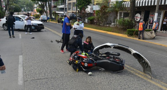 Una pareja, mujer y hombre, que viajaban en motocicleta resultaron heridos al chocar esta mañana contra un auto en la avenida Manuel Ávila Camacho. Sólo la mujer tuvo que ser conducida al hospital. 