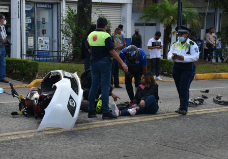 Una pareja, mujer y hombre, que viajaban en motocicleta resultaron heridos al chocar esta mañana contra un auto en la avenida Manuel Ávila Camacho. Sólo la mujer tuvo que ser conducida al hospital. 
