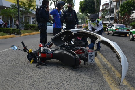 Una pareja, mujer y hombre, que viajaban en motocicleta resultaron heridos al chocar esta mañana contra un auto en la avenida Manuel Ávila Camacho. Sólo la mujer tuvo que ser conducida al hospital. 