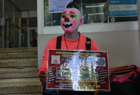 El payaso Guitarrín, del municipio de Poza Rica, pide ayuda al Gobierno para realizar un encuentro internacional escénico en aquel municipio. Comentó que el gobernador Cuitláhuac García le dijo que armara el programa y que él lo apoyaría, por eso acudió este día a Palacio de Gobierno.