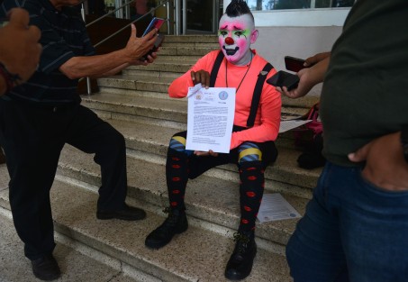 El payaso Guitarrín, del municipio de Poza Rica, pide ayuda al Gobierno para realizar un encuentro internacional escénico en aquel municipio. Comentó que el gobernador Cuitláhuac García le dijo que armara el programa y que él lo apoyaría, por eso acudió este día a Palacio de Gobierno.