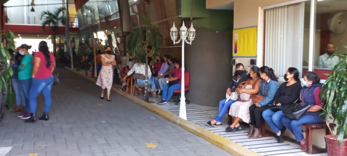 Madres y padres de familia acudieron a la Dirección General de Educación Primaria Estatal (DGEPE) en esta ciudad de Xalapa para denunciar que desde que inició la pandemia por Sars-Cov2 (Covid-19), en marzo de 2020, carecen de dos profesores y director en la escuela primaria Enrique C. Rébsamen, ubicada en la localidad San Pablo Coapan, municipio de Naolinco 