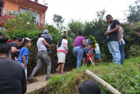 Padres, amigos y familiares quienes viven en la comunidad San Marcos Atexquilapan municipio de Naolinco, recibieron con mucho dolor la terrible noticia que dieron a conocer autoridades de Veracruz, quienes confirmaron que una de las víctimas de la tragedia de migrantes en Texas corresponde a Misael Olivares, quien viajaba con dos primos, de quienes aún no se confirma su paradero.