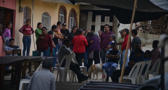 Padres, amigos y familiares quienes viven en la comunidad San Marcos Atexquilapan municipio de Naolinco, recibieron con mucho dolor la terrible noticia que dieron a conocer autoridades de Veracruz, quienes confirmaron que una de las víctimas de la tragedia de migrantes en Texas corresponde a Misael Olivares, quien viajaba con dos primos, de quienes aún no se confirma su paradero.