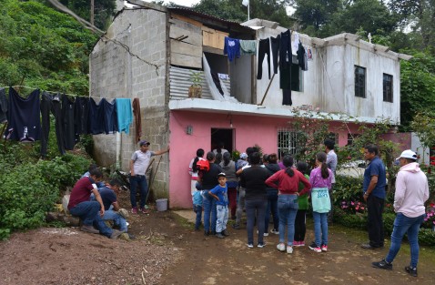 Padres, amigos y familiares quienes viven en la comunidad San Marcos Atexquilapan municipio de Naolinco, recibieron con mucho dolor la terrible noticia que dieron a conocer autoridades de Veracruz, quienes confirmaron que una de las víctimas de la tragedia de migrantes en Texas corresponde a Misael Olivares, quien viajaba con dos primos, de quienes aún no se confirma su paradero.